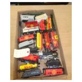 LOT OF MODEL TRAIN CARS / PARTS / PLASTIC
