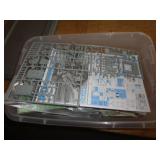 MODEL PARTS IN SHOEBOX TOTE / UT