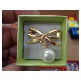 BOW BROOCH