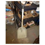 PLASTIC GRAIN OR STALL SHOVEL / LW