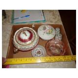 9 MIXED PIECES OF GLASSWARE / BW