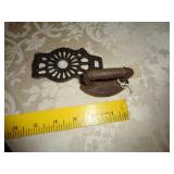 TWIST HANDLE CAST IRON MINI IRON & TRIVET