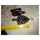 CAST IRON MINI IRON WITH TRIVET