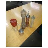 PEPPER MILLS & GRINDERS
