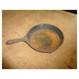 CAST IRON SKILLET 9"