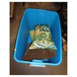 THROW PILLOWS IN TOTE / UT
