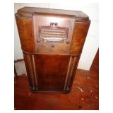 DELCO RADIO 42' X 24' X 21' UNTESTED / UPSTAIRS DELCO RADIO 42' X 24' X 21' UNTESTED / UPSTAIRS