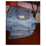 STACK OF 10 LEVIS JEANS 34/31 / CR STACK OF 10 LEVIS JEANS 34/31 / CR