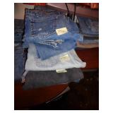 STACK OF 12 LEVIS JEANS VARIOUS SIZES / CR STACK OF 12 LEVIS JEANS VARIOUS SIZES / CR