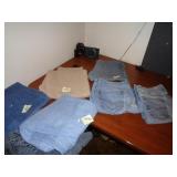 STACK OF 7 LEVIS JEANS VARIOUS SIZES / CR STACK OF 7 LEVIS JEANS VARIOUS SIZES / CR