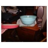 2 PYREX DISHES AND VINTAGE BOWL / CR 2 PYREX DISHES AND VINTAGE BOWL / CR