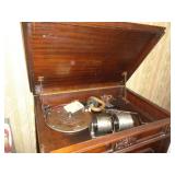 VICTROLA / TAKEN APART / BW VICTROLA / TAKEN APART / BW