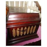 SILVERTONE VICTROLA 16'T X 16' W X 18' L / BW SILVERTONE VICTROLA 16'T X 16' W X 18' L / BW