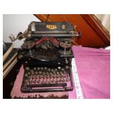 ROYAL TYPEWRITER / BW ROYAL TYPEWRITER / BW