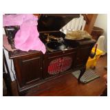 BRUNSWICK VICTROLA 37'T X 44'L X 22' W / BW BRUNSWICK VICTROLA 37'T X 44'L X 22' W / BW