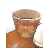 ROUNDISH WOOD TUB 29' T X 27' ACROSS / BW ROUNDISH WOOD TUB 29' T X 27' ACROSS / BW