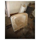 VINTAGE SINK & PEDESTAL / BSMT VINTAGE SINK & PEDESTAL / BSMT