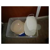BOX OF PLASTIC WARE ITEMS / BB