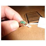 10KT GOLD RING WITH GREEN STONES / DR