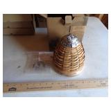 LONGABERGER BEEHIVE BASKET W/ LID & 3 BEE TIE-ONS LONGABERGER BEEHIVE BASKET W/ LID & 3 BEE TIE-ONS
