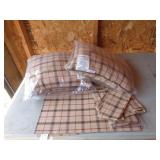 LONGABERGER LINENS & PILLOWS IN TOTE LONGABERGER LINENS & PILLOWS IN TOTE