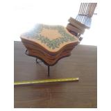 2001 LONGABERGER BASKET W METAL STAND 2001 LONGABERGER BASKET W METAL STAND