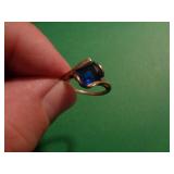 10KT GOLD RING W BLUE STONE SZ 6.5 10KT GOLD RING W BLUE STONE SZ 6.5
