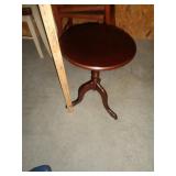 SMALL ROUND TABLE 21" TALL