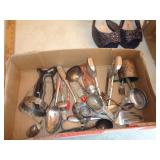 BOX LOT OF VINTAGE KITCHEN UTENSILS / RSS