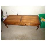 BROYHILL COFFEE TABLE & TWO END TABLES / SET BROYHILL COFFEE TABLE & TWO END TABLES / SET