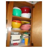 3 CABINETS OF TUPPERWARE & PLASTIC WARE / K 3 CABINETS OF TUPPERWARE & PLASTIC WARE / K