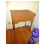 SINGER SEWING MACHINE 32'T X 25' L X 17' W SINGER SEWING MACHINE 32'T X 25' L X 17' W