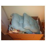 LOT OF THROW PILLOWS / BR LOT OF THROW PILLOWS / BR