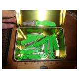 13 MERRY CHRISTMAS LOCKBACK KNIVES IN TIN
