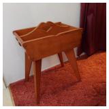 COLONIAL MAGAZINE RACK