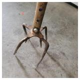 THE GARDEN CLAW