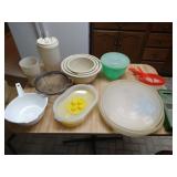 Lot of plastic kitchen items