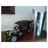 SB CC Vase, Radio Car, 2 Maroon Vases