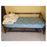 Trundle Day Bed w/2 Set of Linens
