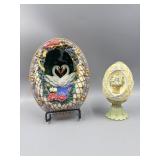 Egg On Display With Swans Royal Enchantment