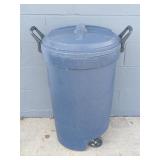 Rubbermaid Roughneck Trashcan w Wheels and Lid