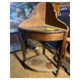 Corner table