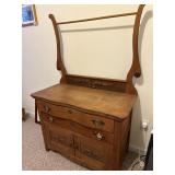 Antique Victorian-style Oak Washstand