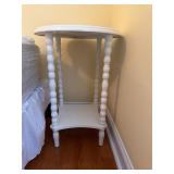 Sm round white table