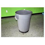 Rubbermaid Trash Bin w/Wheels