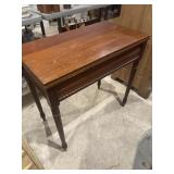 Vintage side table table has a leaf and swivels