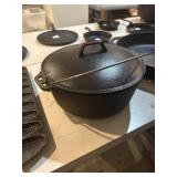 5 QT vintage cast iron Dutch oven with lid