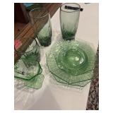 8 pieces of vintage green glassware, glasses and