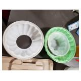 Plastic containers / misc. dishes