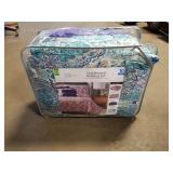 Queen size bedding set -NIB